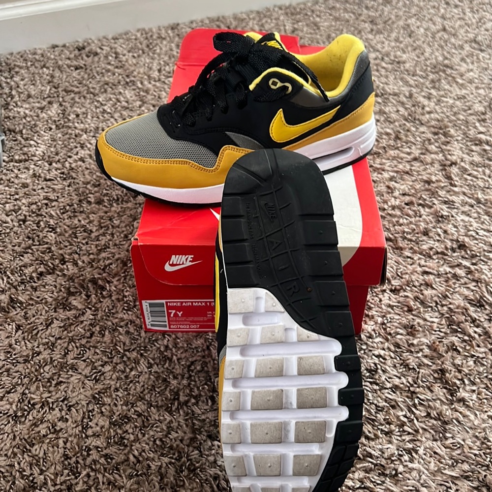 Nike Air Max 1, yellow & black size 7 in youth